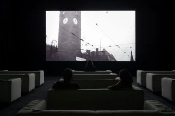 Vue du film The Clock par Christian Marclay projeté dans la Glassroom, La Tour, LUMA Arles, Parc des Ateliers, France.