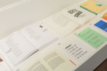 Vue de L'Archive de Hans-Ulrich Obrist : Chapitre 1 Édouard Glissant — Où tous les imaginaires du monde peuvent se rencontrer et s’entendre © LUMA Arles (Arthur Fouray)