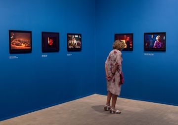 Vue de La Face cachée de l’Archive, espace dédié à l’exposition The Cookie Mueller Portfolio (1976 – 1989) de Nan Goldin, située dans la Galerie des Archives Vivantes, La Tour, LUMA Arles, Parc des Ateliers, France.