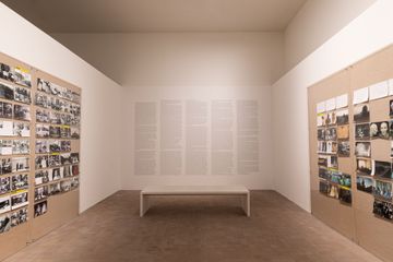 Vue de La Face cachée de l’Archive, espace consacré à l’exposition La vie d’une photographe : 1990 - 2005 d’Annie Leibovitz, située dans la Galerie des Archives Vivantes, La Tour, LUMA Arles, Parc des Ateliers, France.