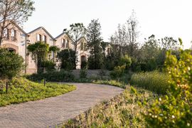 Une partie de la Cour des Forges et du parc paysager