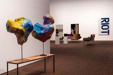 Vue de The Impermanent Display (L’Exposition éphémère), Collection Maja Hoffmann/LUMA Foundation, située dans la Galerie Principale, La Tour, LUMA Arles, Parc des Ateliers, France.