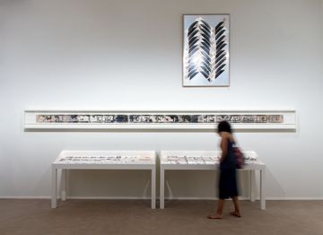 Vue de La Face cachée de l’Archive, exposition des archives de Parkett, située dans la Galerie des Archives Vivantes, La Tour, LUMA Arles, Parc des Ateliers, France.