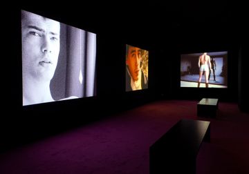 Vue de La Face cachée de l’Archive, espace dédié à l’exposition Portraits dans le temps de Derek Jarman, située dans la Galerie des Archives Vivantes, La Tour, LUMA Arles, Parc des Ateliers, France.