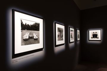 Vue de La Face cachée de l’Archive, espace dédié à l’exposition A Box of Ten Photographs, 1970 de Diane Arbus, située dans la Galerie des Archives Vivantes, La Tour, LUMA Arles, Parc des Ateliers, France.